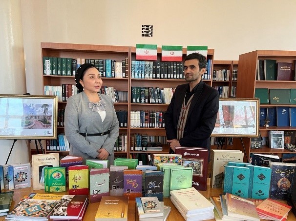 اهدای کتاب های فارسی، روسی و قرقیزی به کتابخانه ملی قرقیزستان